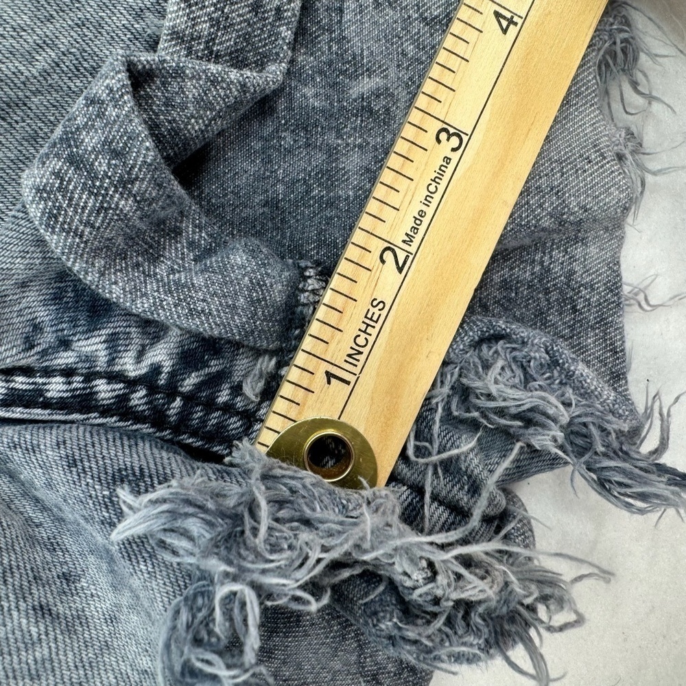 The Frayed Mid Rise Button Fly Jean Shorts Women SZ 4 Distressed Gray Wash Denim - Picture 8 of 11